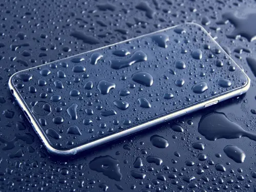 Come salvare uno smartphone danneggiato dall'acqua