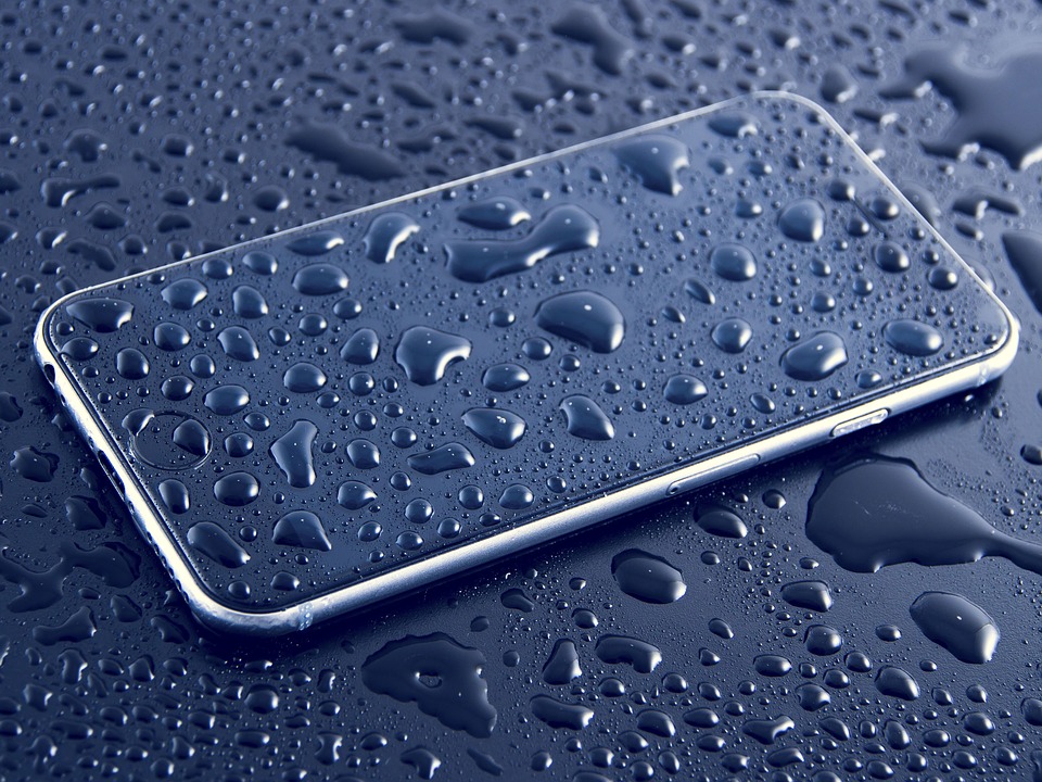Come salvare uno smartphone danneggiato dall'acqua