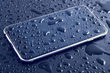 Smartphone in acqua, come salvare uno smartphone caduto in acqua